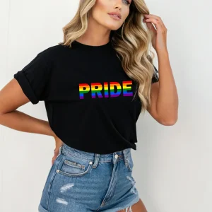 T-shirt med texten “Pride” i regnbågsfärg (Unisex)