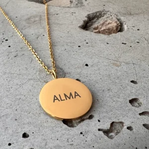 SIA - halskedja med mellanstora bokstäver (19mm)