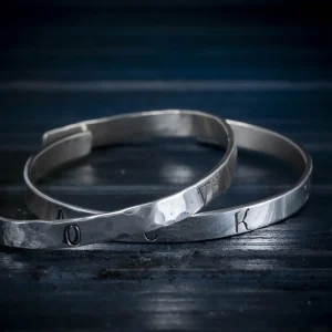 Stämplat ordarmband