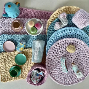 Miniatyr – Virkad avlång liten matta till dockhus