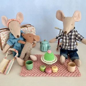 Miniatyr – Virkad prinsesstårta, rosa eller grön till dockhuset, tårta till Mailegs möss