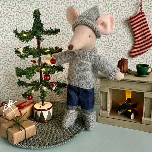 Miniatyr – Stickad grå tomteluva till möss i 3 olika storlekar