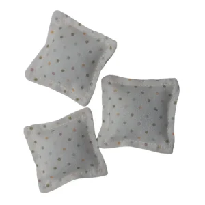 Miniatyr – Små kuddar till dockhus, vita med multifärgade prickar, 3 st