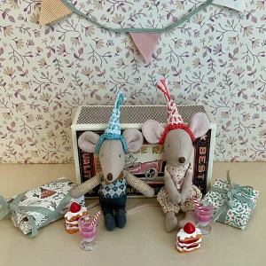 Miniatyr – Virkade partyhattar till lillasyster/ lillebror mus, hattar 2-pack