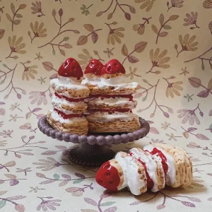 Miniatyr – Våfflor med grädde, sylt och jordgubbe, miniatyrmat leksaksmat våffla för dockhus, 4 st