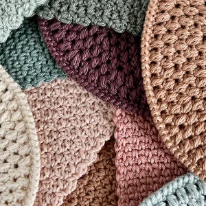 Miniatyr – Virkad stor rund matta till dockhus